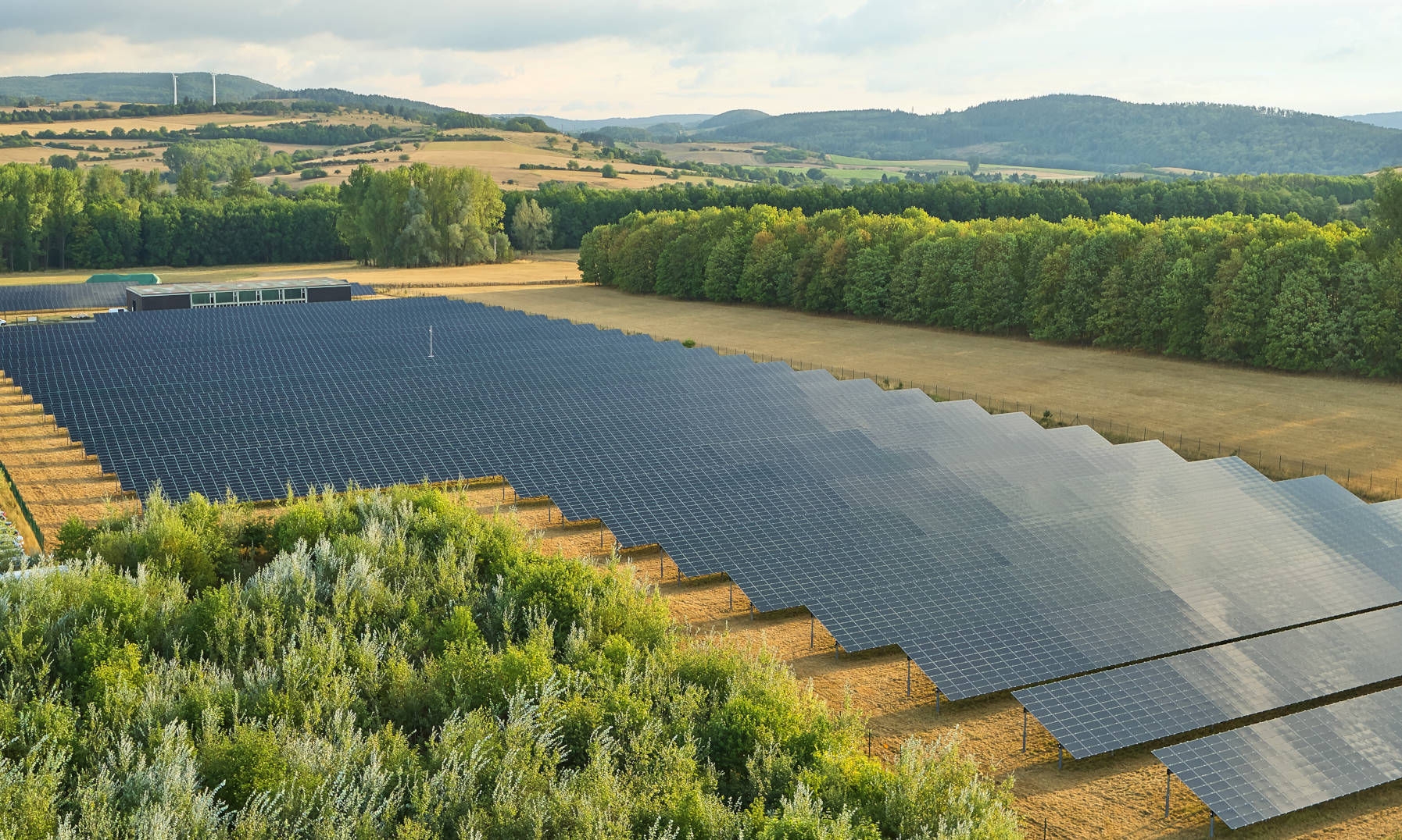 Photovoltaik-Großflächenanlage in ländlicher Umgebung