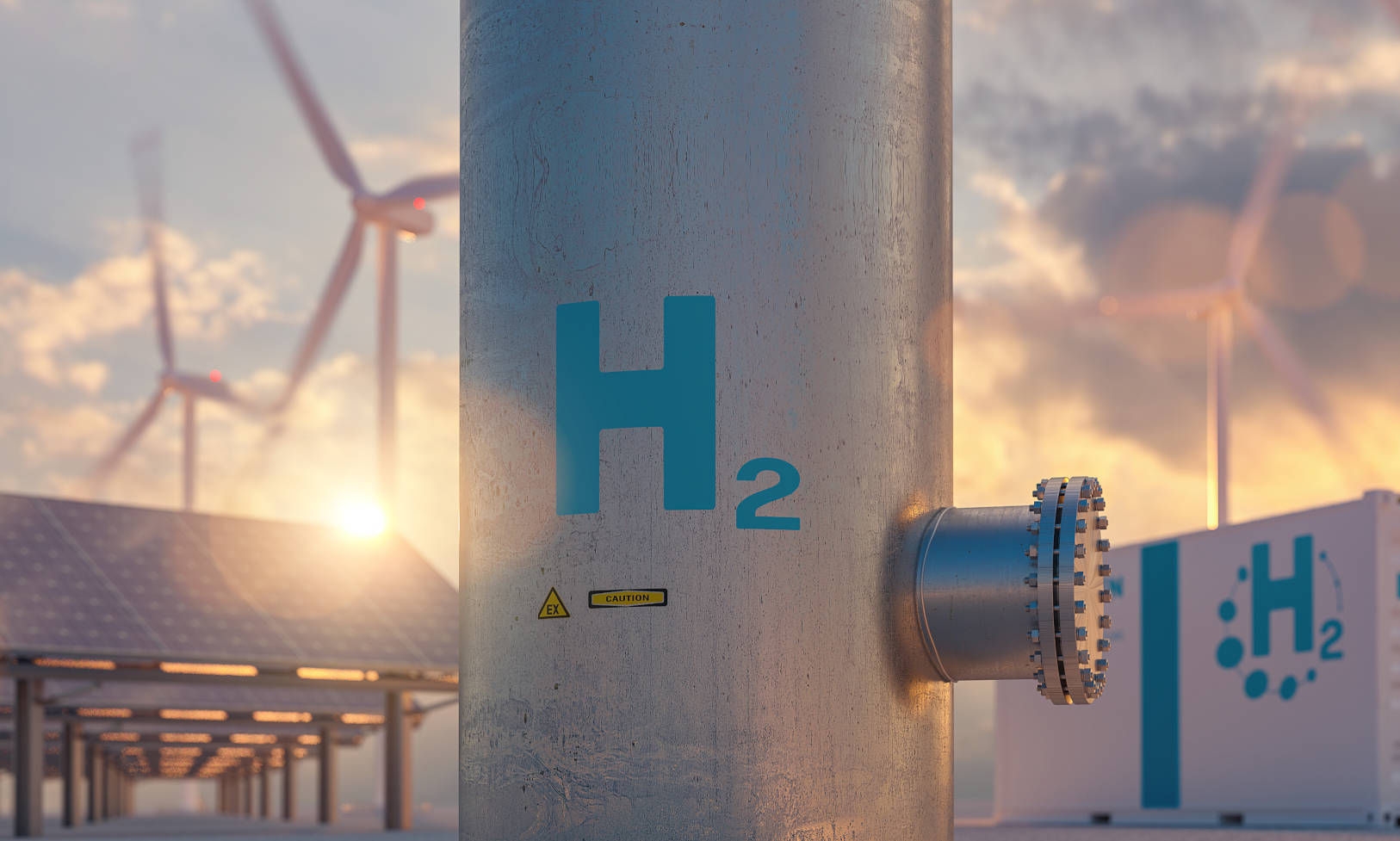 Nahaufnahme eines Wasserstofftanks auf dem H2 in blauer Schrift steht, mit Windturbinen, der untergehenden Sonne und Solarpanelen im Hintergrund