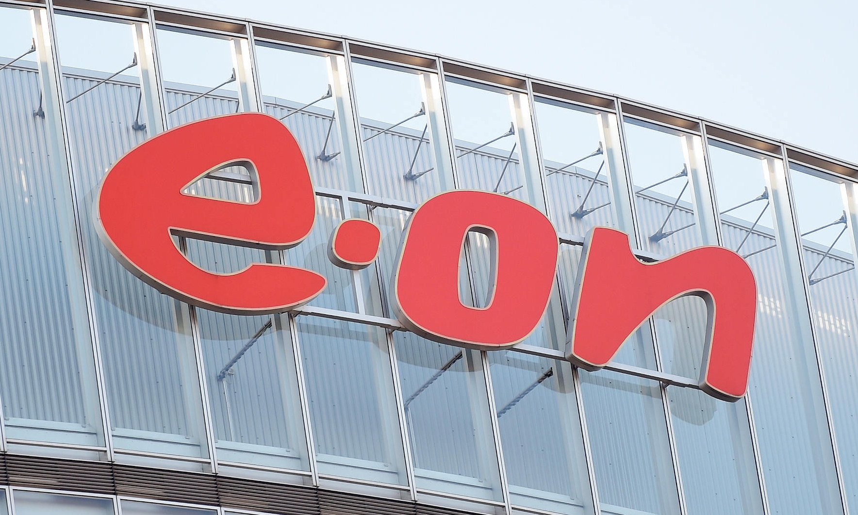 Rotes E.ON-Logo auf einem Glasgebäude