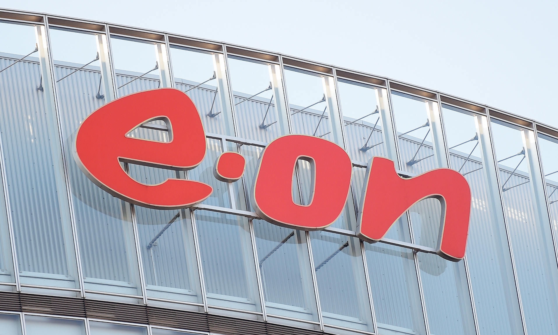 Rotes E.ON-Logo auf einem Glasgebäude