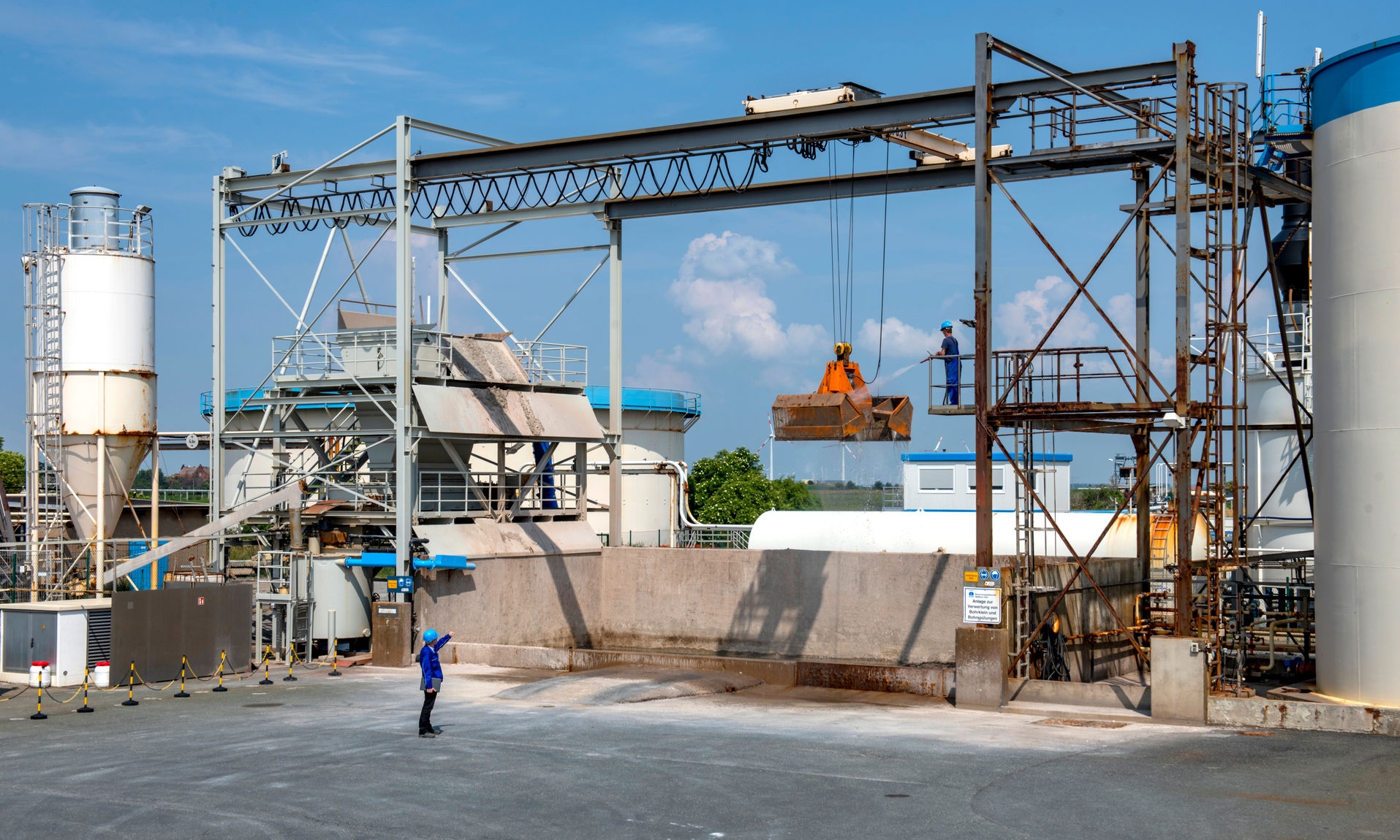 Cutting facility at the Staßfurt site for the processing of mining drilling waste (drilling cuttings and fluids) with a crane system, mixing tank, and cutting storage basin